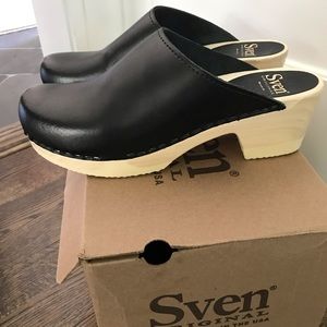 New in Box Sven Plain Black Leather Clogs Size 40